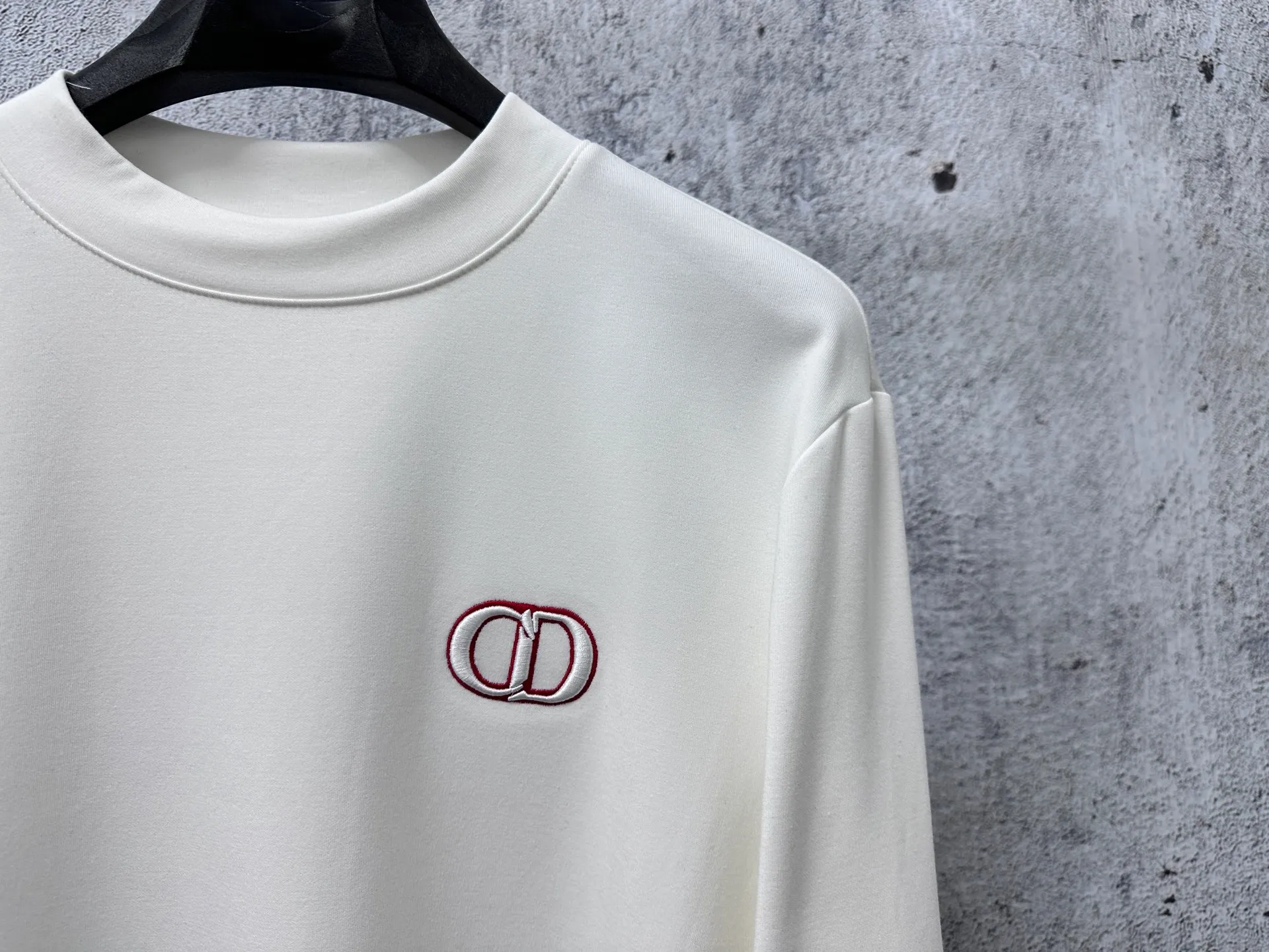 P290 【Dior】Dior half turtleneck embroidered logo plus velvet long-sleeved bottoming shirt with logo pattern embroidery design! The imported high-density double-sided stretch cotton fabric is not stiff and has a rich three-dimensional feel overall. It is a quality export order that meets the simple needs of commuters for dressing. The upper body effect is very good. It is not picky about body shapes and is the same for men and women. Size: S-2XL